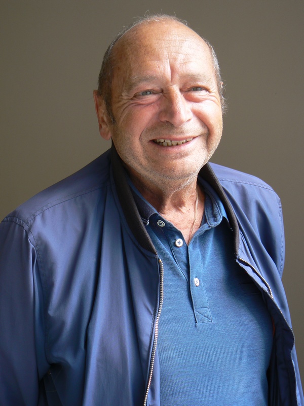 Gilbert Lévy, sourire aux lèvres, en blouson bleu